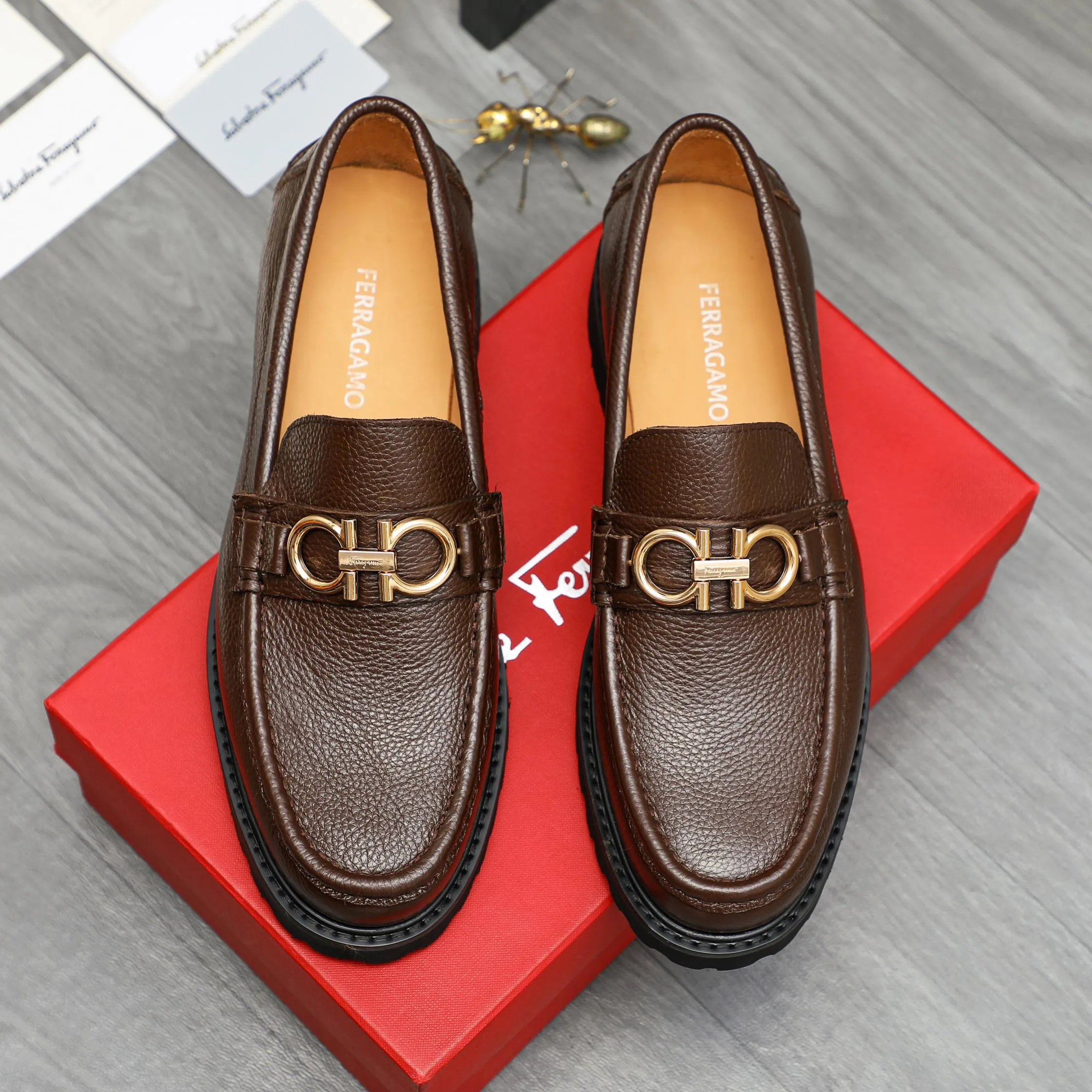 Men's shoes 💰442 Product trademark: Ferragamo "Ferragamo" business formal leather shoes Regular size: 38-46 (45.46 is custom-made and non-returnable) Product materials: Selected small pebbled cowhide upper, cowhide lining, non-slip rubber outsole